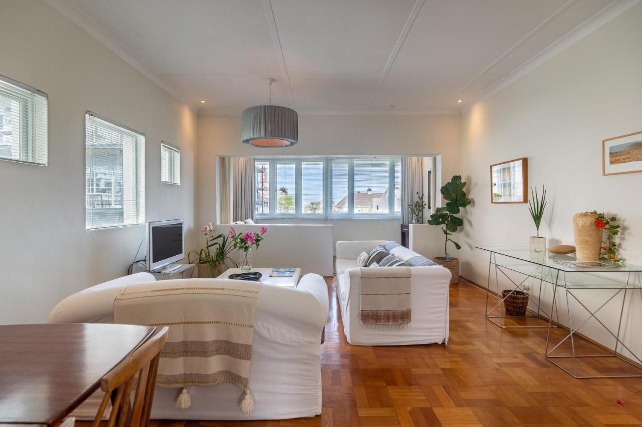 Portswood Mews - Chic White Studio Apartment Green Point เคปทาวน์ ภายนอก รูปภาพ