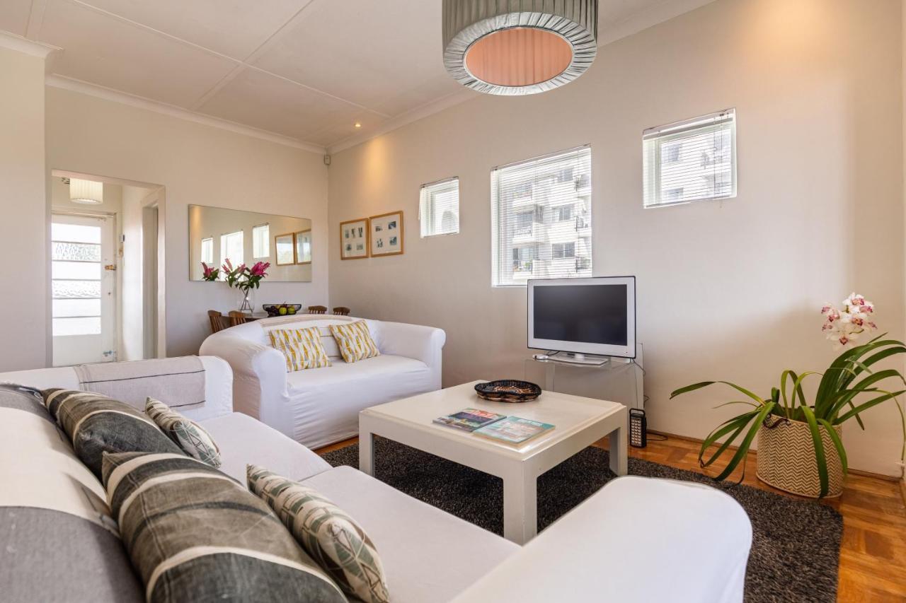 Portswood Mews - Chic White Studio Apartment Green Point เคปทาวน์ ภายนอก รูปภาพ