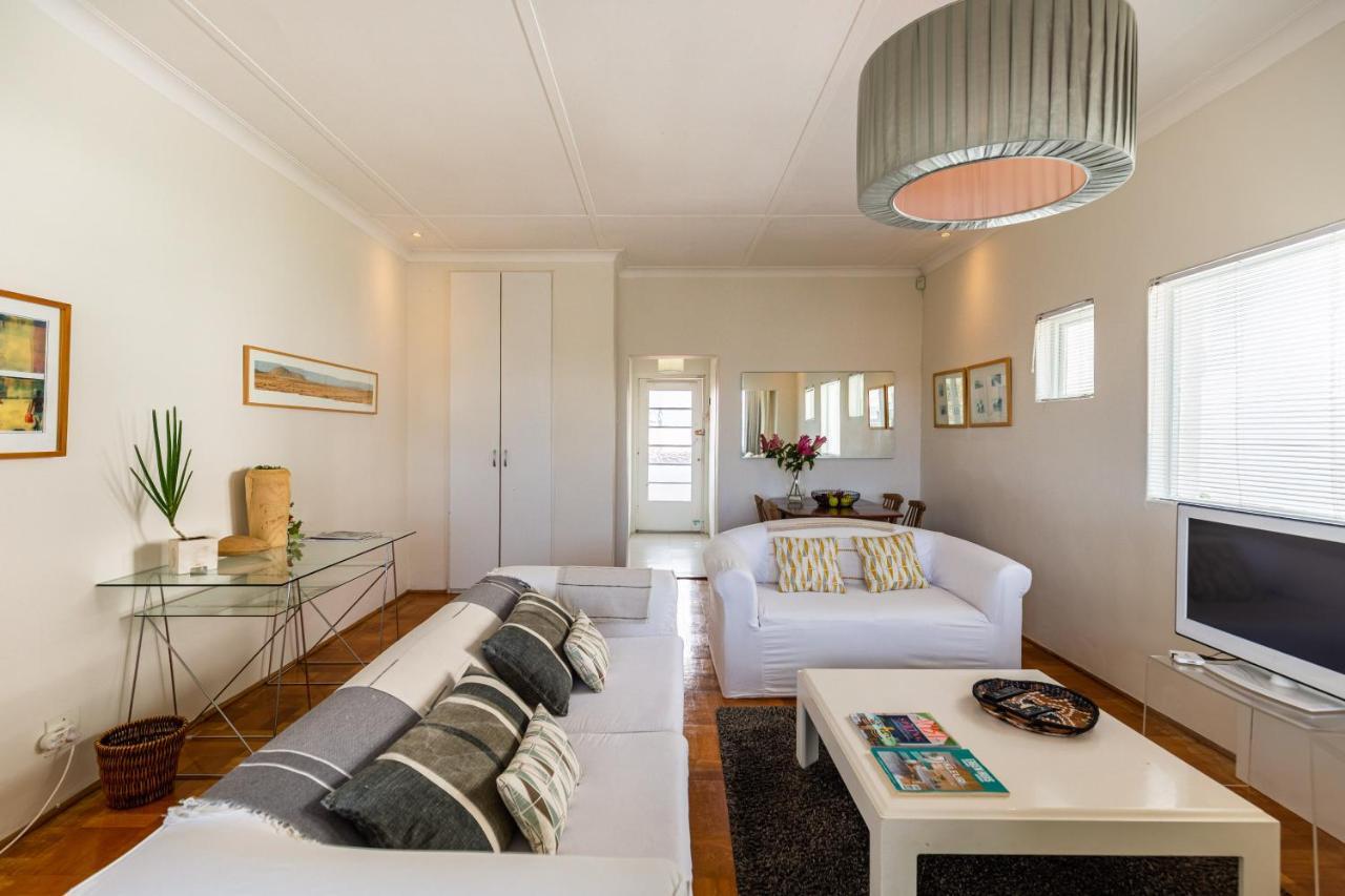 Portswood Mews - Chic White Studio Apartment Green Point เคปทาวน์ ภายนอก รูปภาพ
