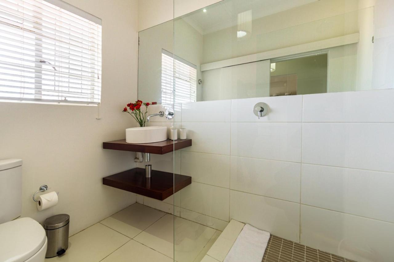 Portswood Mews - Chic White Studio Apartment Green Point เคปทาวน์ ภายนอก รูปภาพ
