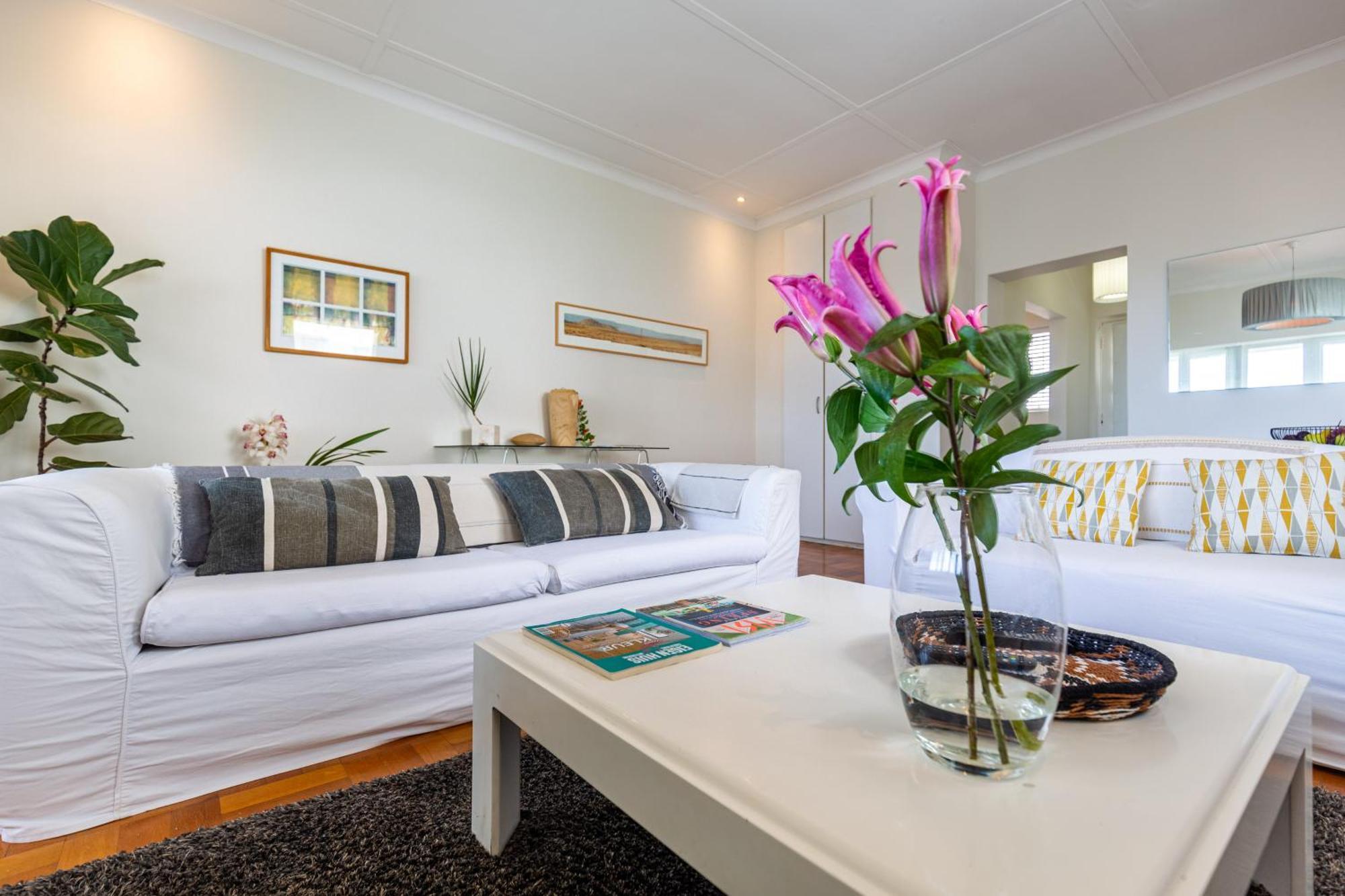 Portswood Mews - Chic White Studio Apartment Green Point เคปทาวน์ ภายนอก รูปภาพ